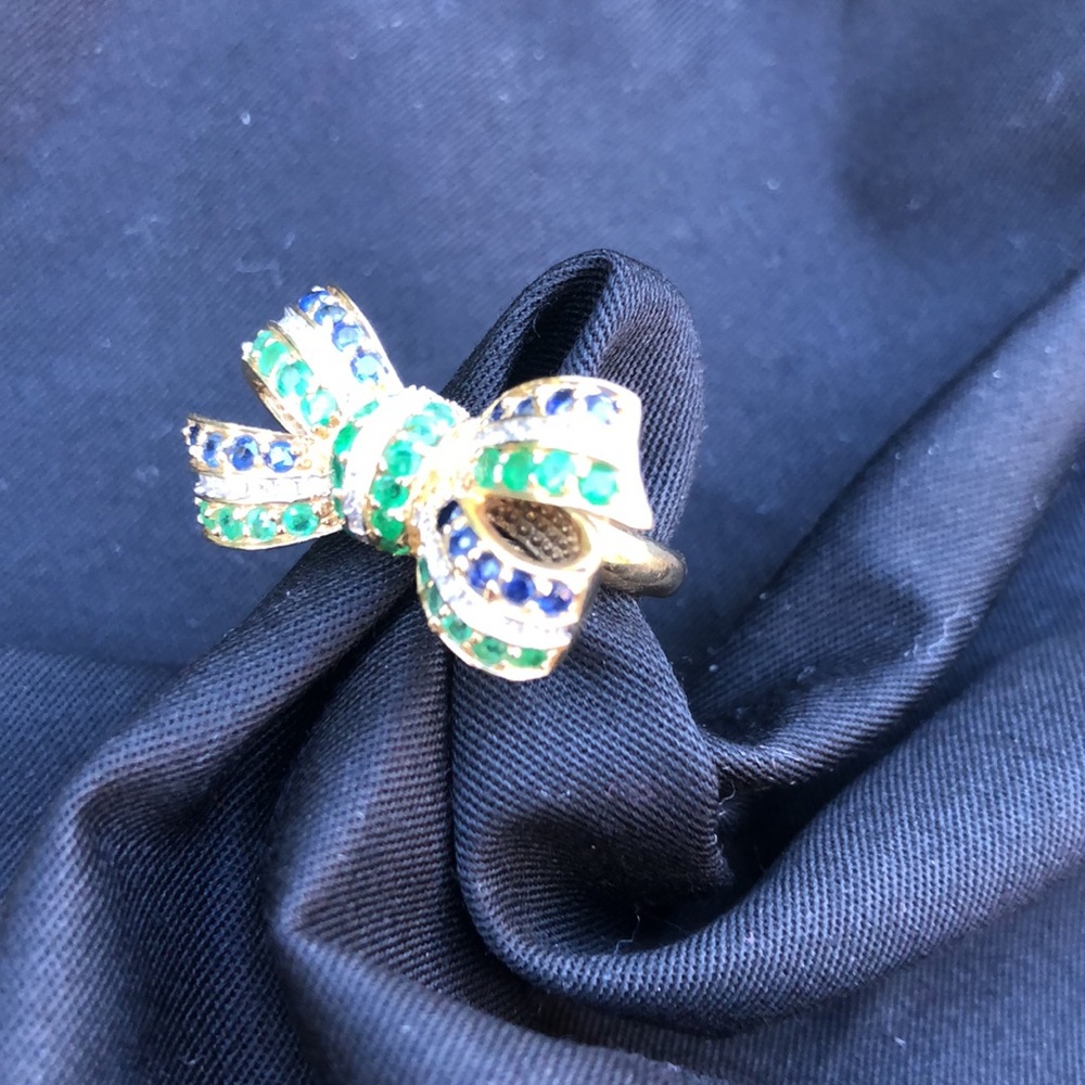 Emerald, sapphire, & diamond yellow gold bow ring - Picture 3 of 5